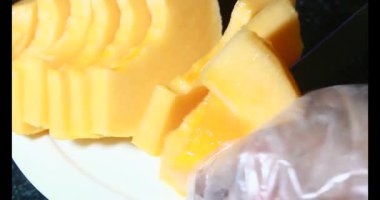 Sarı bir kavun kes.