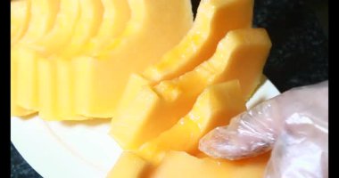 Sarı bir kavun kes.