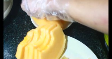 Sarı bir kavun kes.