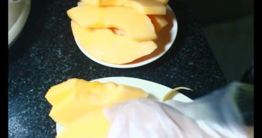 Sarı bir kavun kes.