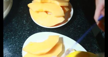 Sarı bir kavun kes.