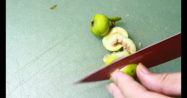 Biraz taze incir dilimlenmiş.