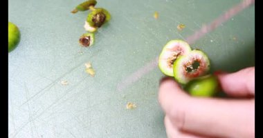 Biraz taze incir dilimlenmiş.