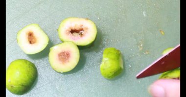 Biraz taze incir dilimlenmiş.