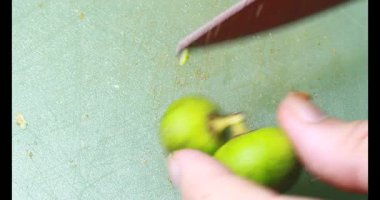 Biraz taze incir dilimlenmiş.