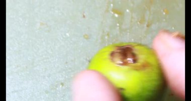 Biraz taze incir dilimlenmiş.