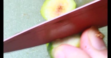 Biraz taze incir dilimlenmiş.