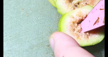 Biraz taze incir dilimlenmiş.