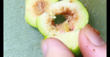 Biraz taze incir dilimlenmiş.