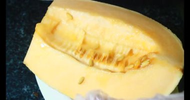 Sarı bir kavun kes.