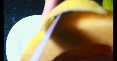 Sarı bir kavun kes.