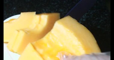 Sarı bir kavun kes.