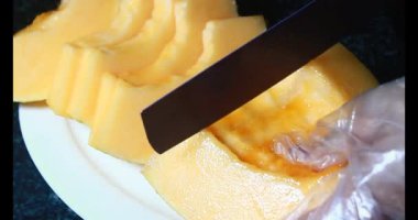 Sarı bir kavun kes.