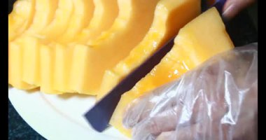 Sarı bir kavun kes.