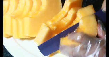 Sarı bir kavun kes.