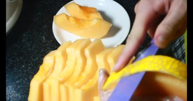 Sarı bir kavun kes.