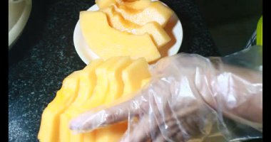 Sarı bir kavun kes.