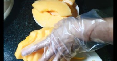 Sarı bir kavun kes.