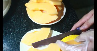 Sarı bir kavun kes.