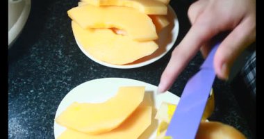 Sarı bir kavun kes.