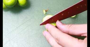 Biraz taze incir dilimlenmiş.