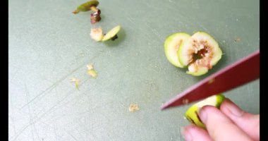 Biraz taze incir dilimlenmiş.