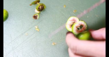 Biraz taze incir dilimlenmiş.