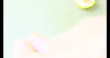 Biraz taze incir dilimlenmiş.