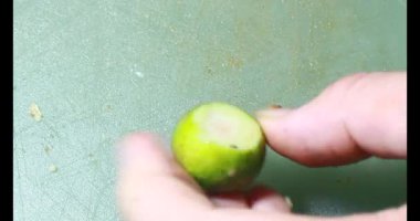 Biraz taze incir dilimlenmiş.