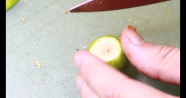 Biraz taze incir dilimlenmiş.