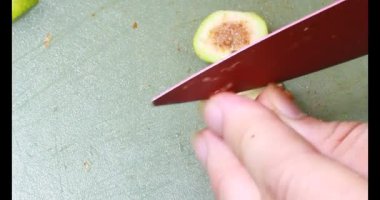 Biraz taze incir dilimlenmiş.