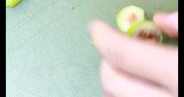 Biraz taze incir dilimlenmiş.