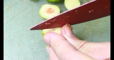 Biraz taze incir dilimlenmiş.