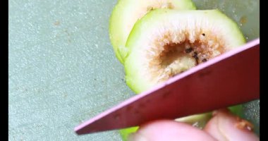 Biraz taze incir dilimlenmiş.