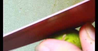 Biraz taze incir dilimlenmiş.