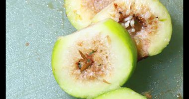 Biraz taze incir dilimlenmiş.