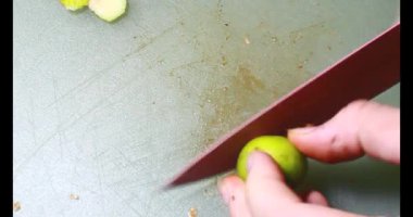 Biraz taze incir dilimlenmiş.