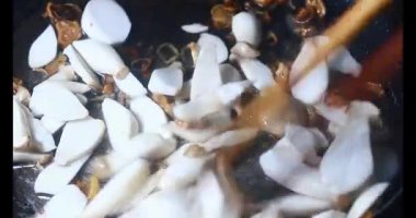 Domates soslu mantar ve soya peyniri.