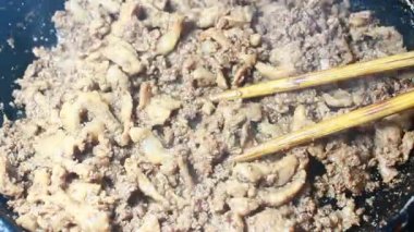 Karides ezmesiyle kızartılmış et.