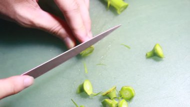 Yumurtayla kızartılmış bamya.