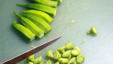 Yumurtayla kızartılmış bamya.