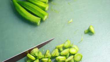 Yumurtayla kızartılmış bamya.