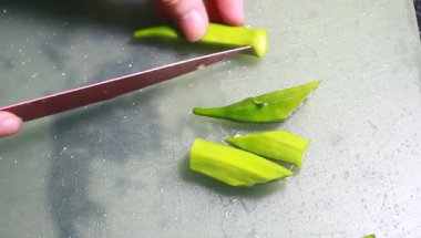 Yumurtayla kızartılmış bamya.