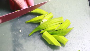 Yumurtayla kızartılmış bamya.