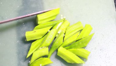 Yumurtayla kızartılmış bamya.