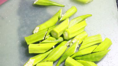 Yumurtayla kızartılmış bamya.