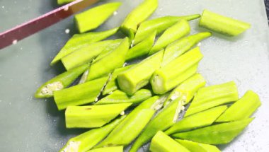 Yumurtayla kızartılmış bamya.