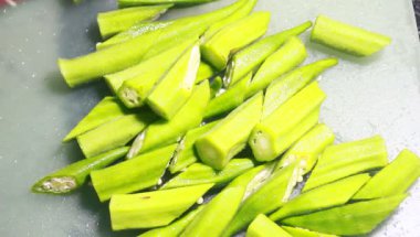 Yumurtayla kızartılmış bamya.