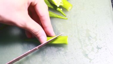 Yumurtayla kızartılmış bamya.