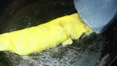 Yumurtayla kızartılmış bamya.